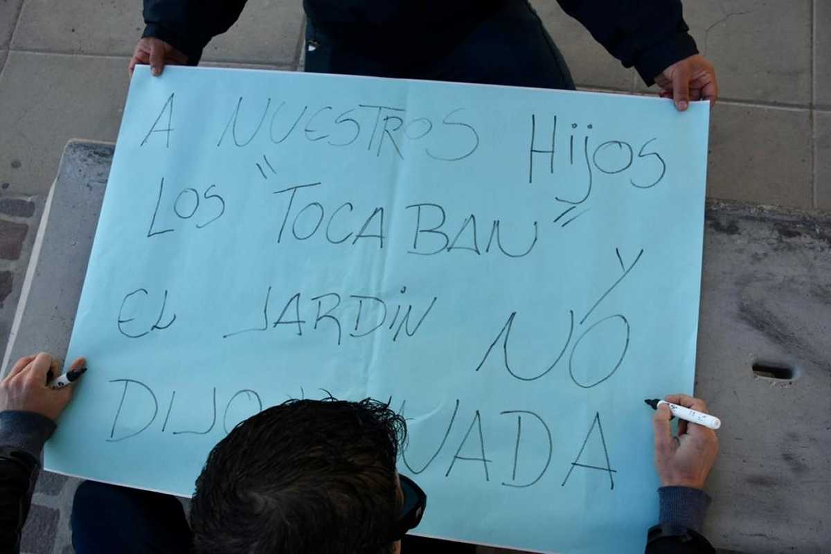 Familias del Jardín 23  reclamaron este viernes en la Fiscalía de Neuquén. Foto: Matías Subat. 