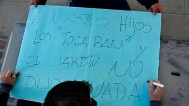 Familias del Jardín 23  reclamaron este viernes en la Fiscalía de Neuquén. Foto: Matías Subat. 