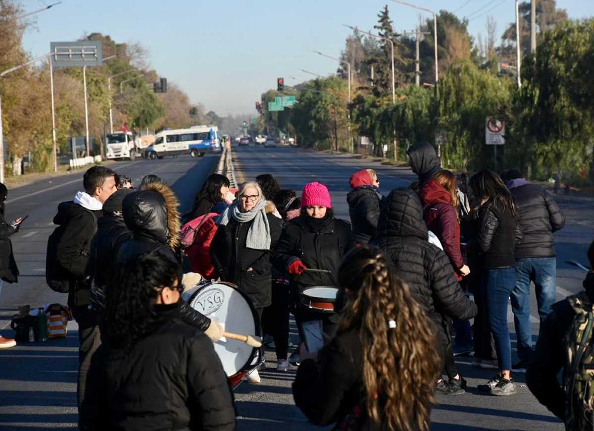 Los trabajadores se manifestaron sobre la Avenida Mosconi. Foto: Matias Subat