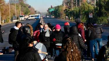 Los trabajadores se manifestaron sobre la Avenida Mosconi. Foto: Matias Subat