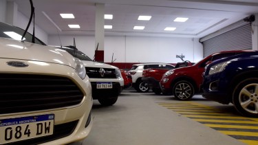 Un hombre llegó a montar una protesta junto a sus familiares en la vidriera de la concesionaria para que le entreguen su auto. 