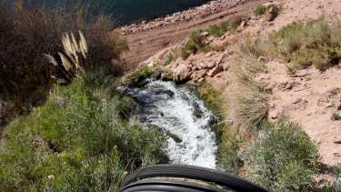 En la zona de acantilados hacia el rio Neuquén, en el Parque del Este, se encuentra el pluvial que suena como cascada (foto Matías Subat)