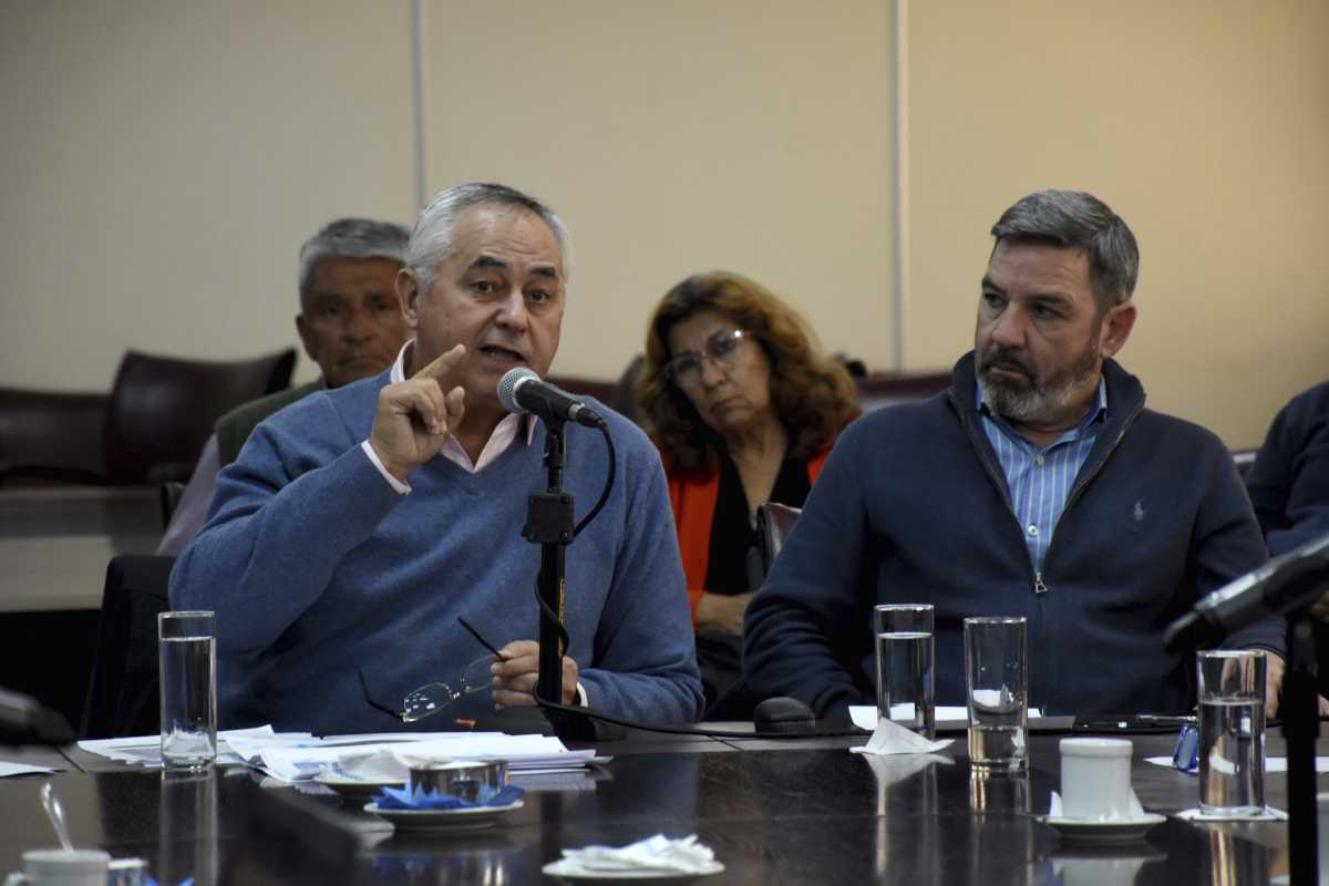 El funcionario asistió con su equipo a la comisión de Presupuesto de la Legislatura. Foto: Matías Subat.