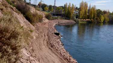 El pluvial cae en el faldeo de la barda y se lo volvió a canalizar antes de la defensa, para que no rompa la obra costera (foto Matías Subat)