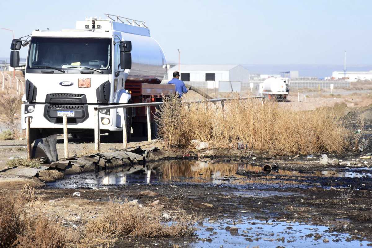 La APDH pidió urgente traslado de las piletas contaminadas con petróleo, residuos cloacales y aceites de la meseta (foto Matías Subat)