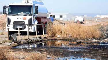 La APDH pidió urgente traslado de las piletas contaminadas con petróleo, residuos cloacales y aceites de la meseta (foto Matías Subat)