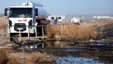 Las viejas piletas cloacales contienen hidrocarburos y aceites. El vertido es continuo y diario a pocas cuadras de las nuevas urbanizaciones en la meseta  (Matías Subat)
