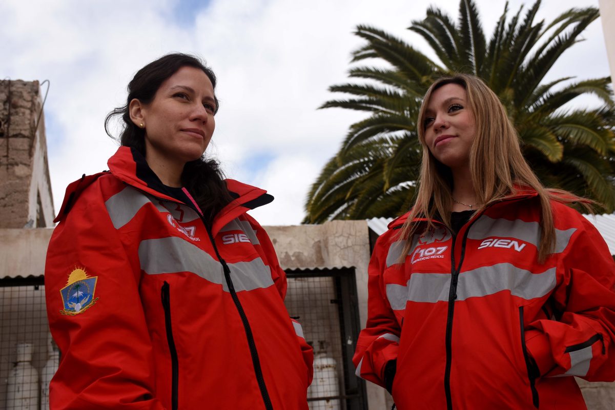 Melina Ortiz y Úrsula Fredes Estrella son la dupla de psicólogas que forman parte del equipo de atención. Foto Matías Subat.