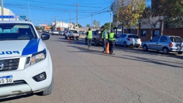 Efectivos policiales salieron a las calles a realizar controles durante el fin de semana largo y seguirá durante esta semana. 