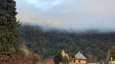 Ezequiel registró el curioso momento sobre el cielo de San Martín de los Andes. Foto: gentileza.-
