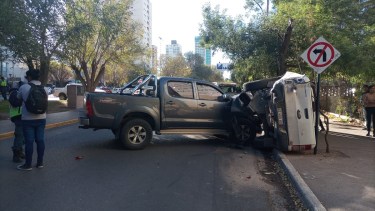 Fuerte choque y vuelco en plena avenida de Neuquén