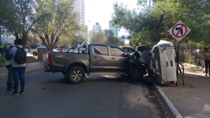Chocó a dos vehículos estacionados y causó un vuelco en el alto de Neuquén