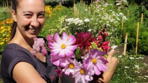 Pirén cuenta cómo es ser emprendedora de semillas y flores en la comarca andina