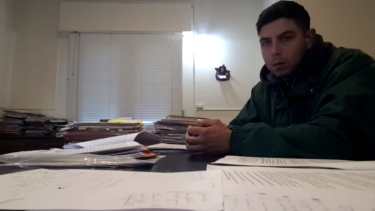 El policía Santiago Zeballos participó hoy por zoom de la audiencia ante el tribunal de Impugnación que revisa su condena. 