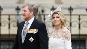 Coronación de Carlos III: Máxima de Holanda, blanca y radiante con vestido de diseño holandés