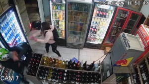 Video: se enfrentaron al hombre armado que intentó robarles su moto, en Cipolletti