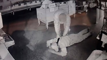 El momento quedó captado por las cámaras de seguridad de la verdulería. 