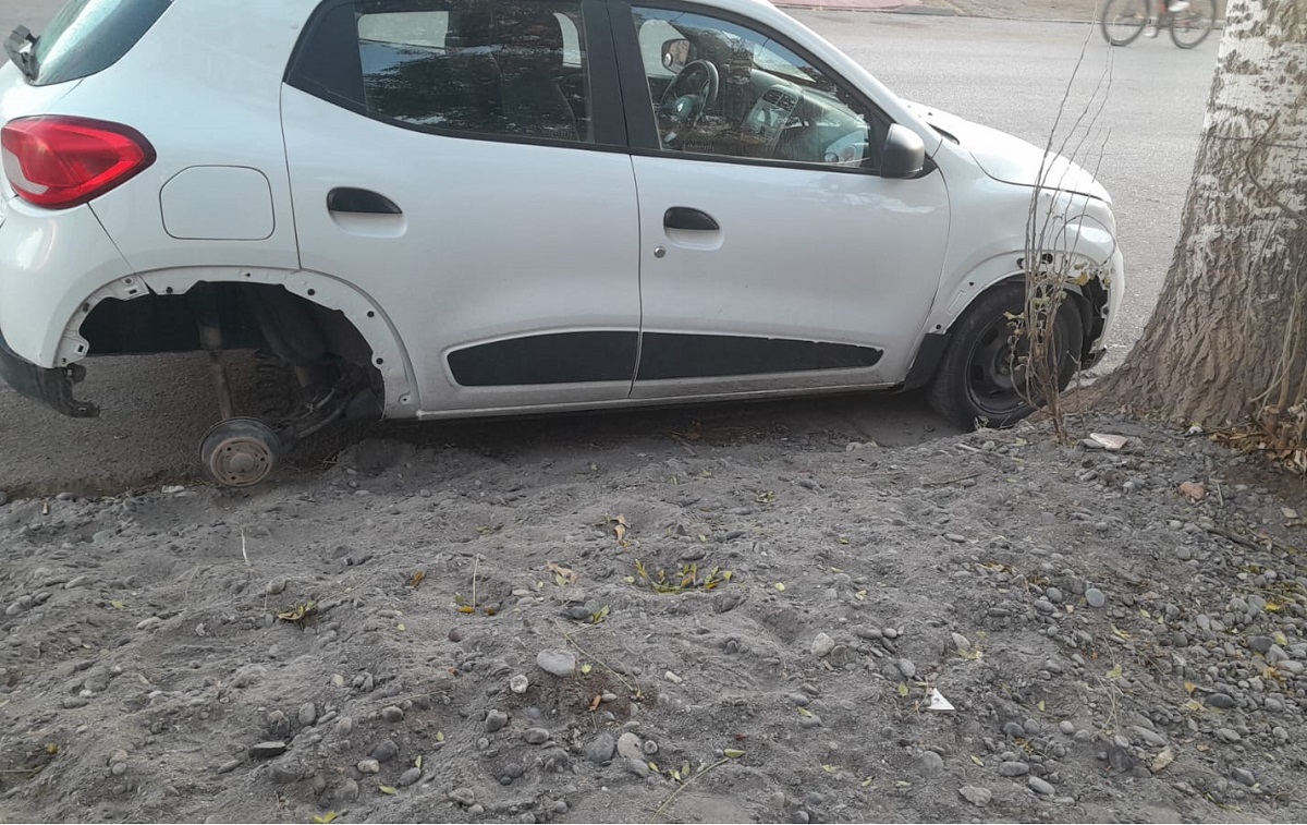 Trabaja en el hospital de Centenario y le robaron las ruedas del auto en Cipolletti: "A dos cuadras de la Policía" 