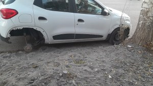 Trabaja en el hospital de Centenario y le robaron las ruedas del auto en Cipolletti: «Fue a metros de la Policía»
