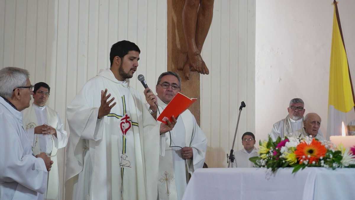 Alexis, el cura de 27 años que se consagró en Roca, después de 9 años