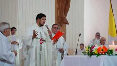 Alexis, el cura de 27 años que se consagró en Roca, después de 9 años sin ordenaciones en Alto Valle