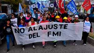Masiva marcha en Roca: cientos de manifestantes se unieron para criticar el acuerdo con el FMI
