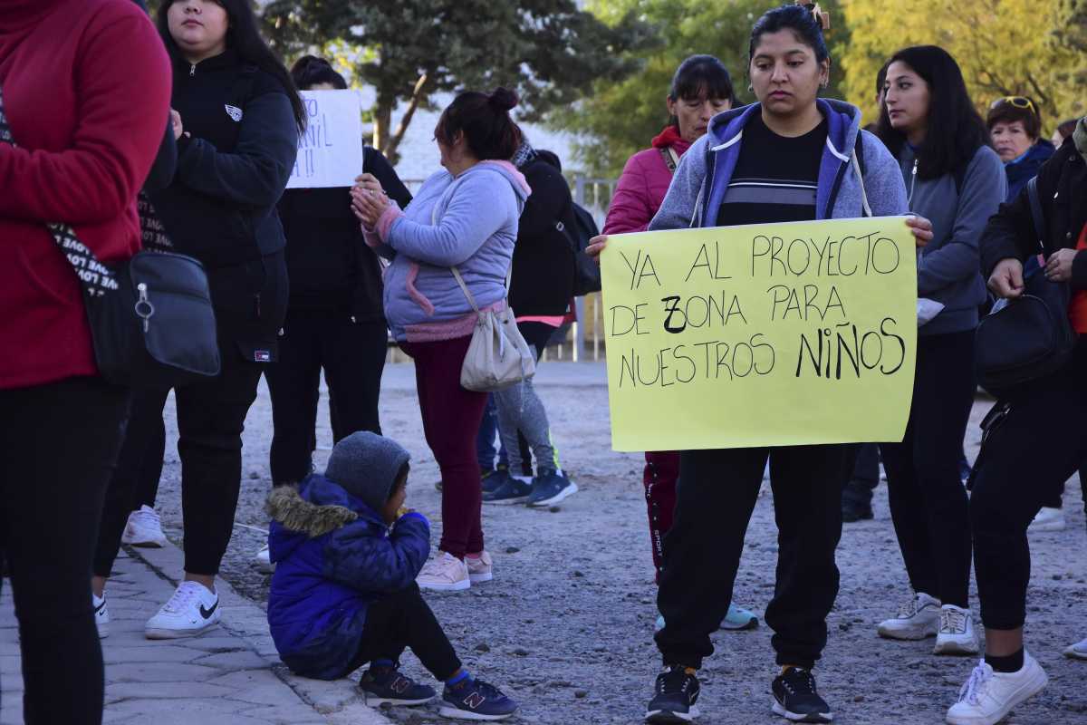 Protestaron para que sus hijos realicen sus terapias en Adanil. (Foto: Alejandro Carnevale)