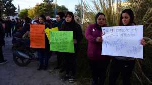 Protestaron para que sus hijos realicen sus terapias en una institución pública de Roca