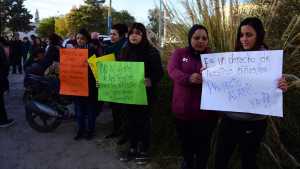Protestaron para que sus hijos realicen sus terapias en una institución pública de Roca