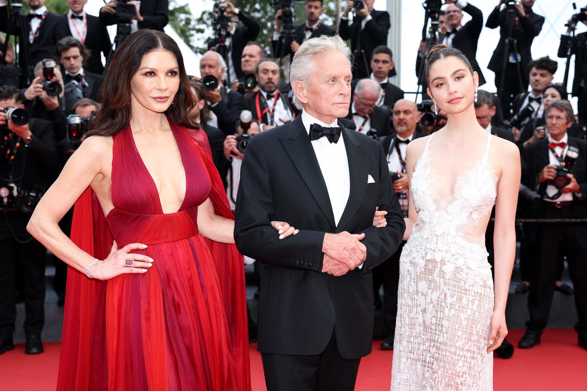Catherine Zeta-Jones, Michael Douglas y Carys Zeta Douglas llegan para la Ceremonia de Apertura del 76º Festival de Cine de Cannes, en Cannes, Francia, el 16 de mayo de 2023. (Foto: EFE)