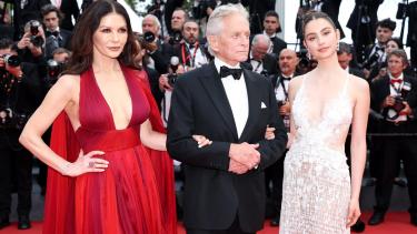 Catherine Zeta-Jones, Michael Douglas y Carys Zeta Douglas llegan para la Ceremonia de Apertura del 76º Festival de Cine de Cannes, en Cannes, Francia, el 16 de mayo de 2023. (Foto: EFE)