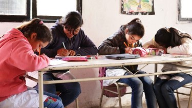 Cada provincia es responsable del 75 % del financiamiento educativo de su territorio. 