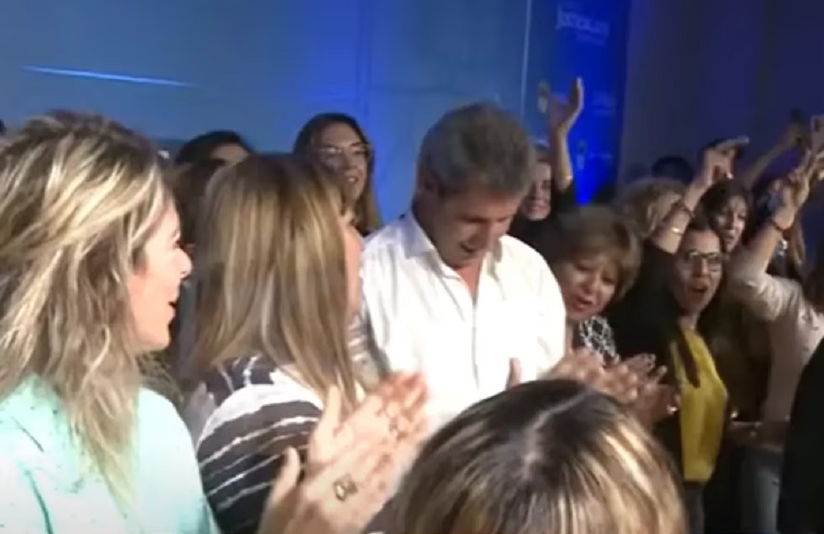 Sergio Uñac se enteró de la suspensión de las elecciones en San Juan mientras estaba en un acto con mujeres.-
