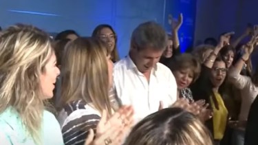 Sergio Uñac se enteró de la suspensión de las elecciones en San Juan mientras estaba en un acto con mujeres.-