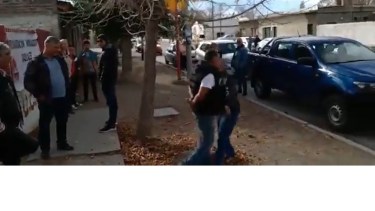 La agresión a Garrido fue en la vereda del comité de Zapala. Fue el jueves pero trascendió este domingo. (captura de Video)
