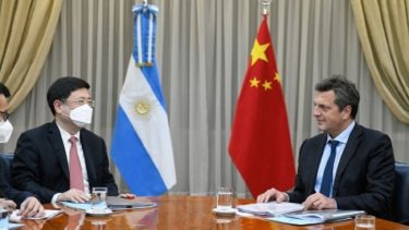 Se habilitaría un nuevo tramo del swap con China para destinar a reservas e importaciones. (Archivo).-
