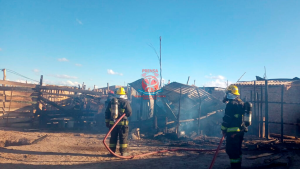 Un incendio destruyó una vivienda precaria en la zona oeste de Roca