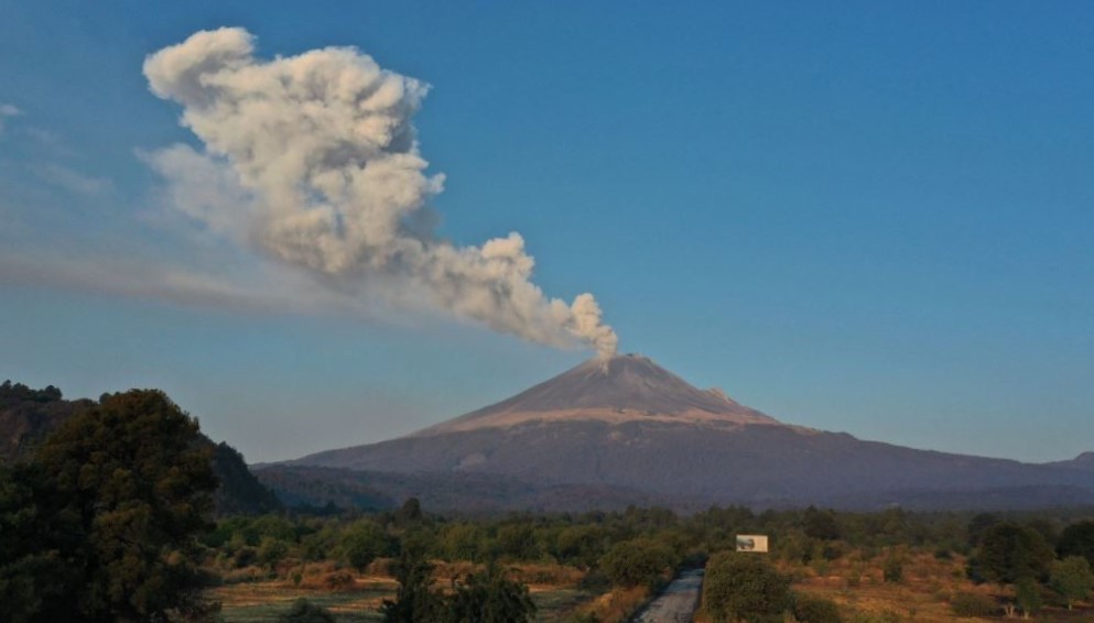 El volcán seguía exhalando vapor de agua, gases y ceniza, según el más reciente reporte del Centro Nacional de Prevención de Desastres.