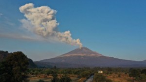 El volcán Popocatépetl mantenía emisión de gases y ceniza en México