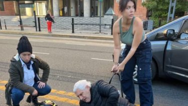 Wanda Nara se bajó del vehículo para colaborar con la persona accidentada. Foto: gentileza.-