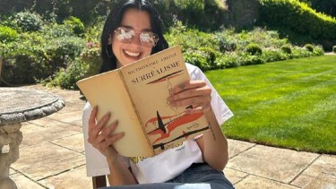 Libros que cambian el mundo, las recomendaciones de los famosos como Dua Lipa. Crédito Facebook Dua Lipa.