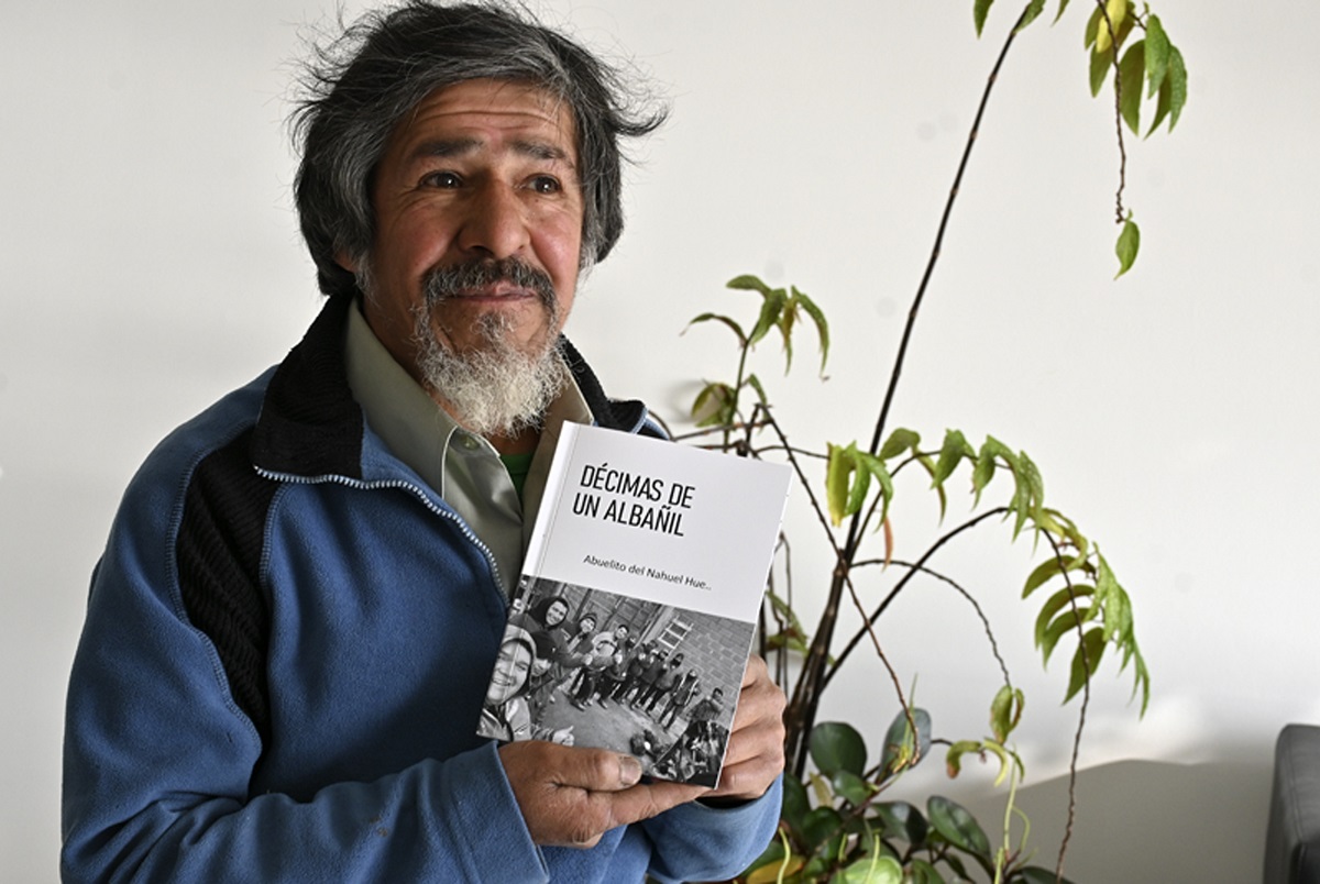 Abel Almendra, orgulloso exhibe con su primer libro, que ya se agotó, pero en poco tiempo llega una segunda edición para la venta. Foto: Chino Leiva