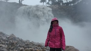 Caviahue: en medio del temporal salieron a ver la impactante furia de las cascadas del Agrio
