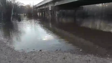 La crecida del río en Neuquén capital: cierre del parque Agreste, mensajes falsos y cautela