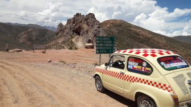 El Fiat 600 de Juan Carlos y Andrea en las rutas de Salta rumbo a Iruya. Fotos: Dos locos en Fitito.