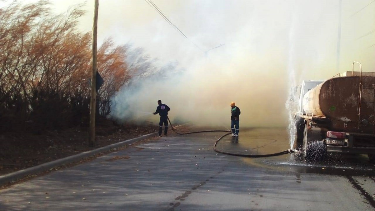 Bomberos están trabajando en el incendio que ocurrió en Cipolletti. Foto: Gentileza.