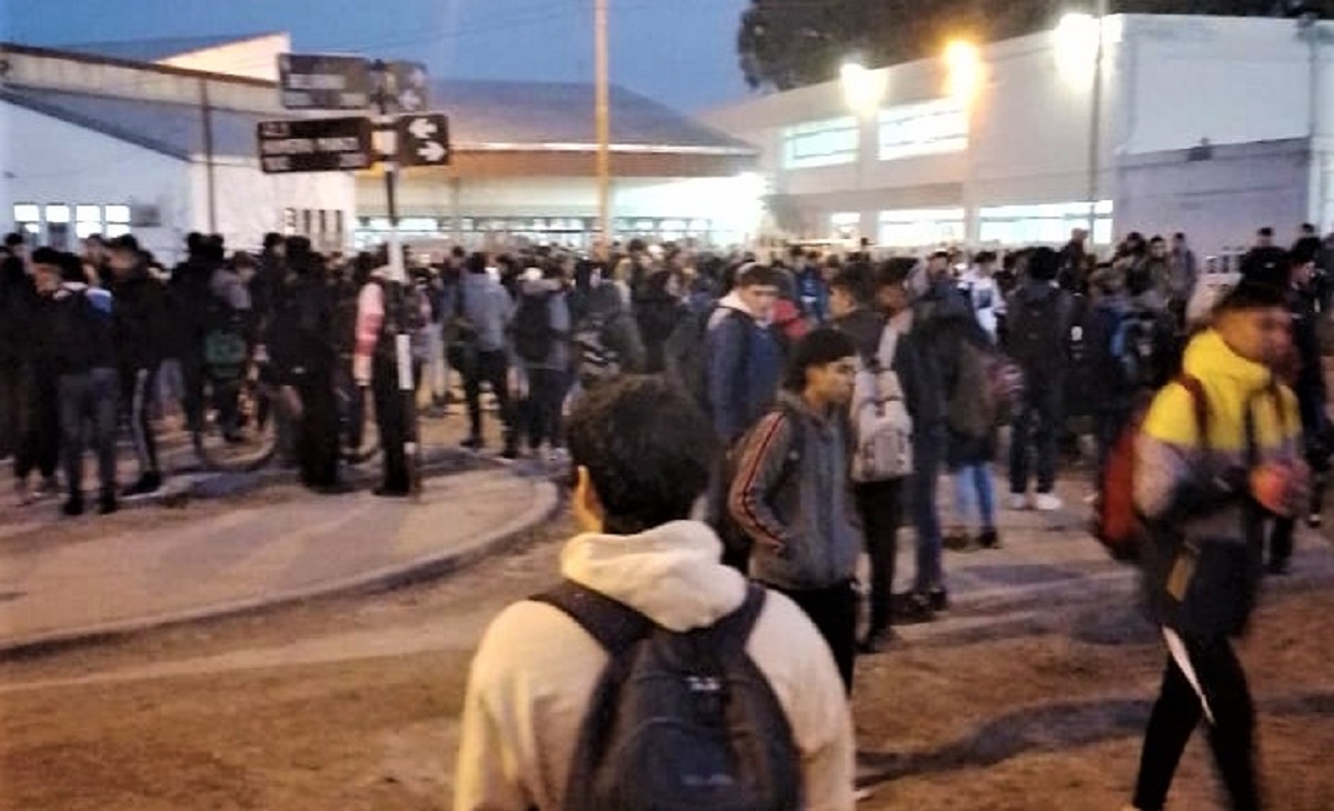 Abandonaron las aulas por amenazas de bomba en dos colegios de Cipolletti