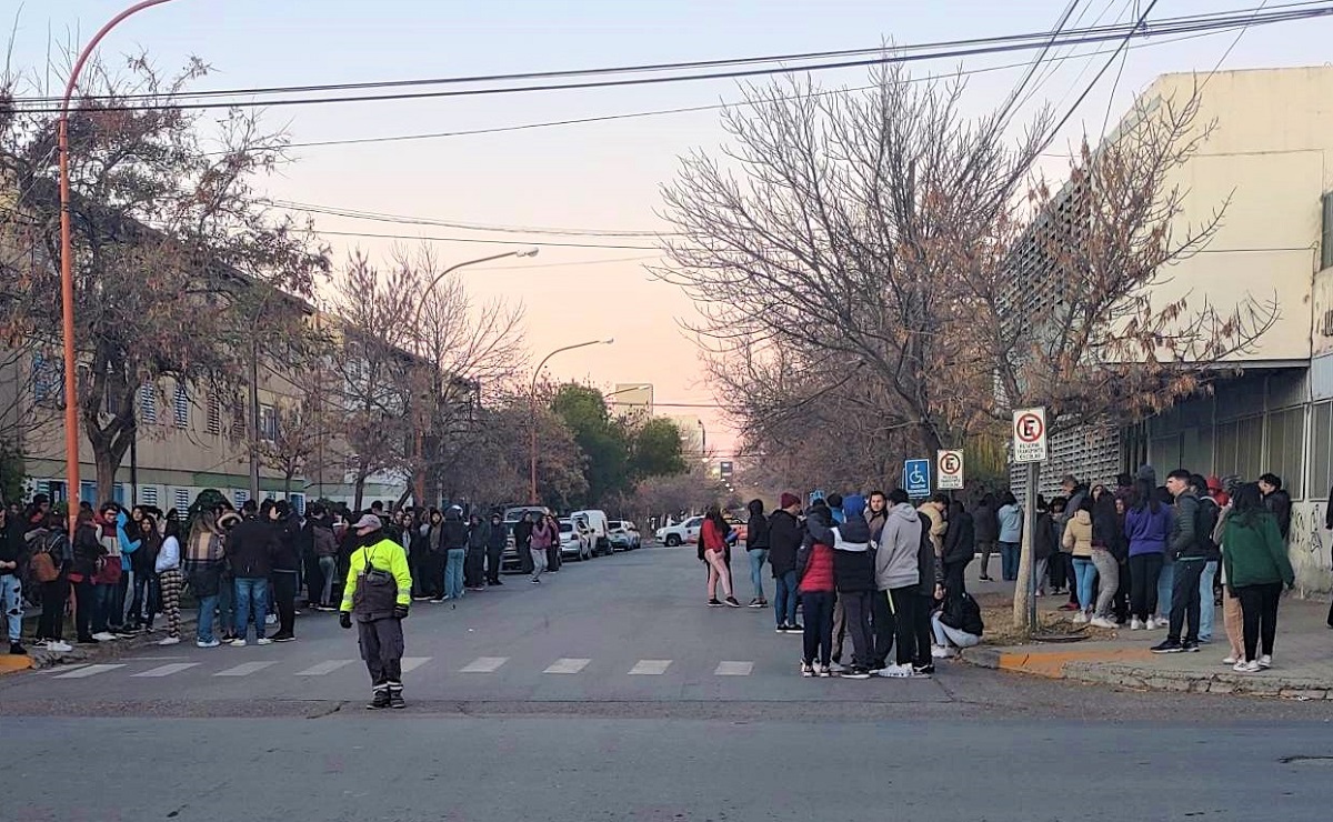 Estudiantes y docentes abandonaron las aulas ante la amenaza de bomba. Foto: Gentileza.