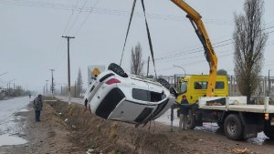 Video: por esquivar a un vehículo cayó al canal en Cipolletti