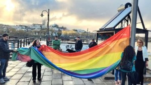 Día Internacional del Orgullo LGBTI+: izaron la bandera en el muelle de lanchas de Viedma